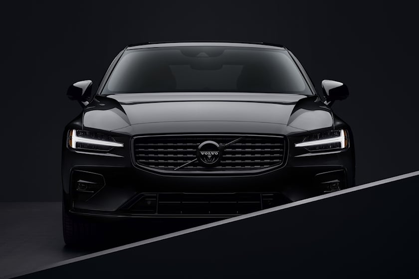 Chiếc Volvo S60 Black Edition 2022 rực rỡ như một chùm sao trên nền trời đêm đen. Điều này sẽ khiến bạn thích thú vì sự tuyệt vời của thiết kế này, cùng với sức mạnh và độ bền mà Volvo S60 Black Edition đã được biết đến suốt nhiều năm qua.